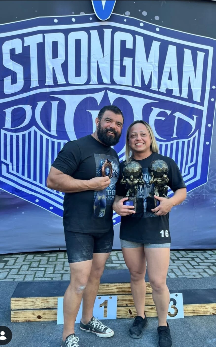 Viviane Maris com troféus na competição Strongman Duomen