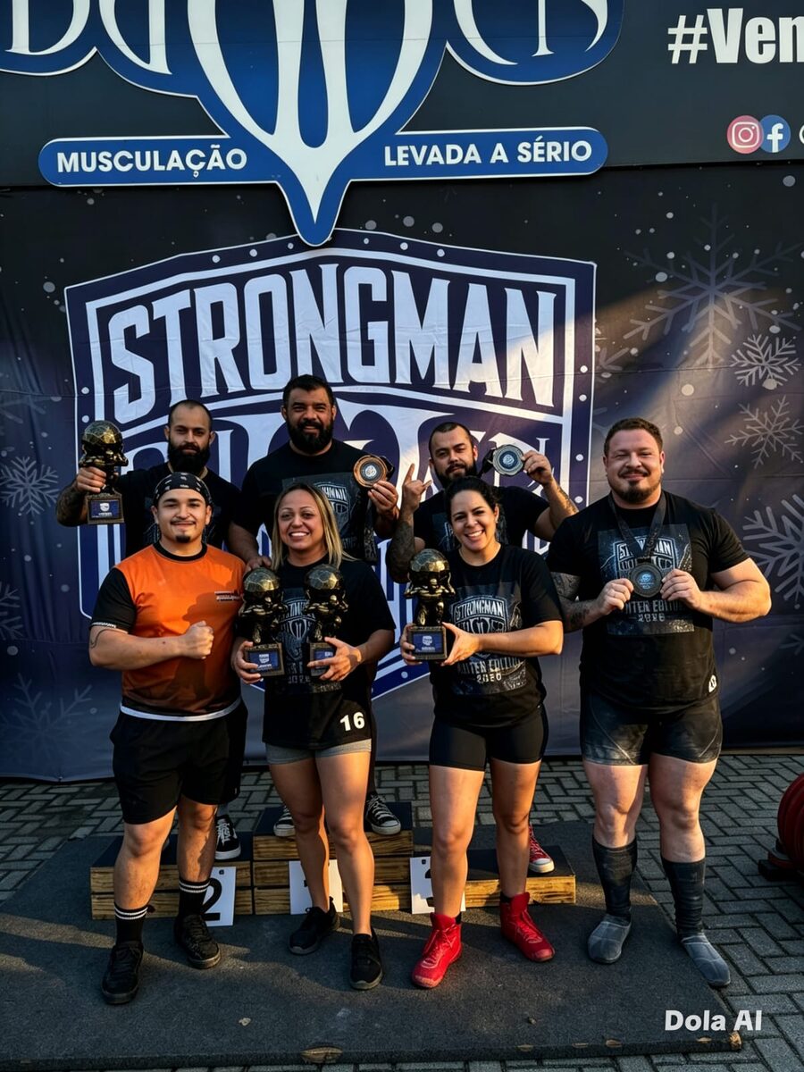 Viviane Maris no pódio de competição de Strongman com troféu