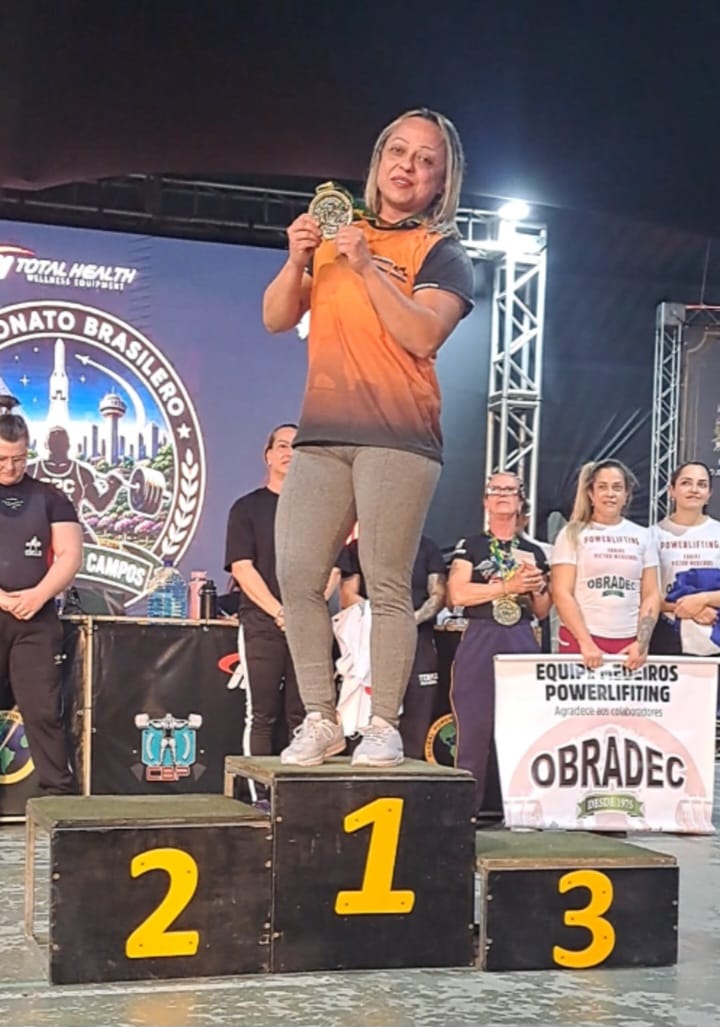 Viviane Maris no primeiro lugar do pódio do Campeonato Brasileiro de Powerlifting com medalha