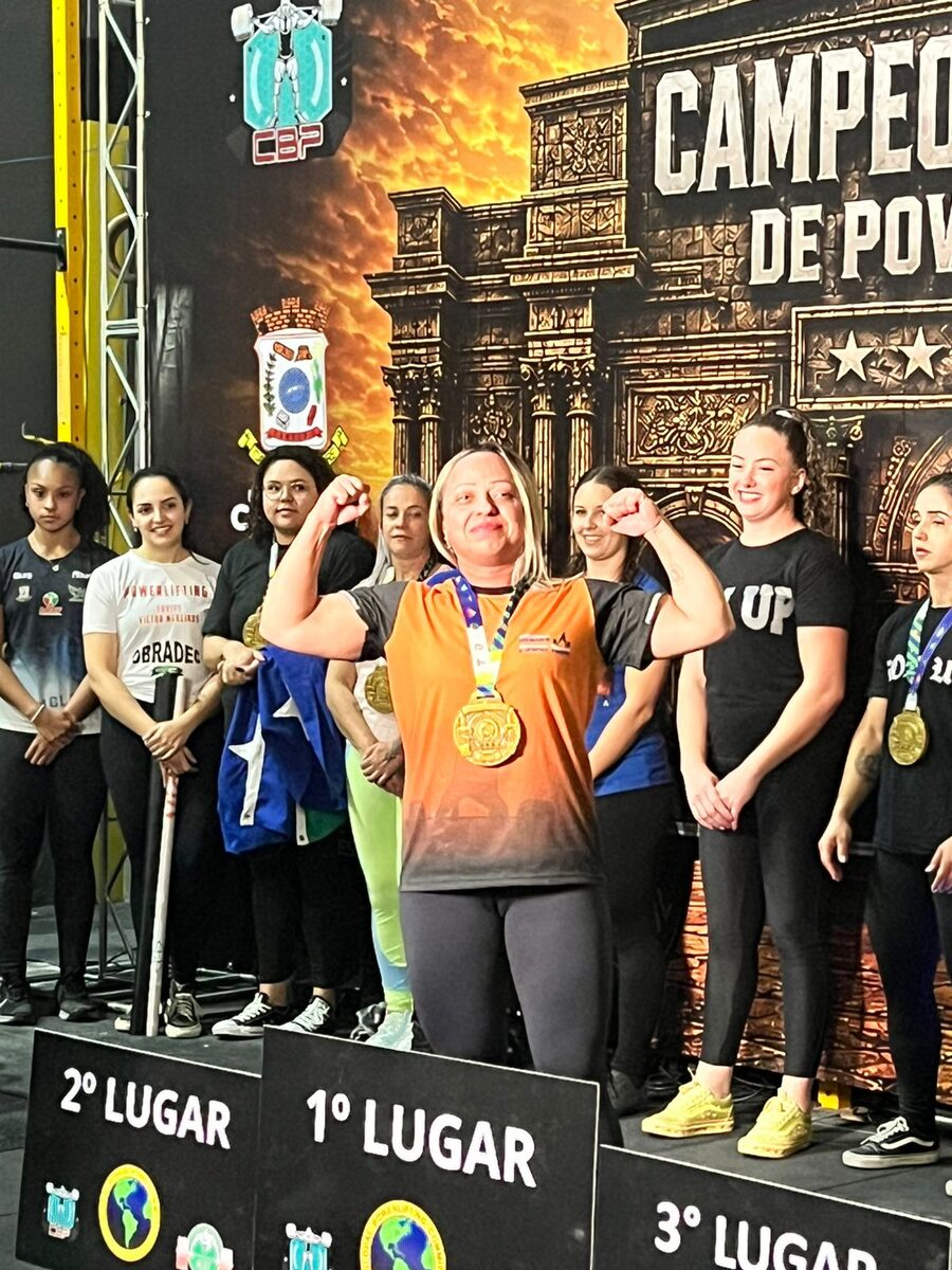 Viviane Maris comemorando o primeiro lugar no pódio de powerlifting