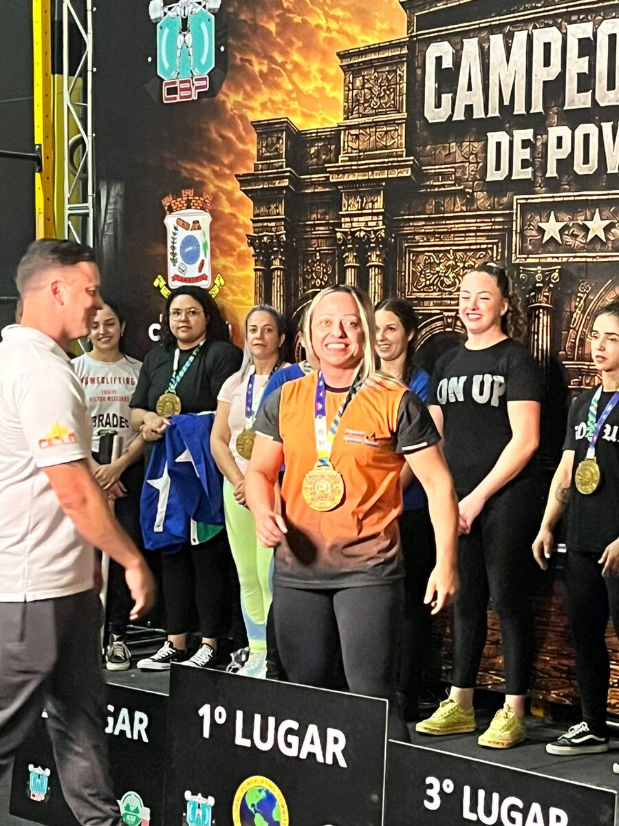 Viviane Maris no pódio do Campeonato Catarinense de Powerlifting GPC 2026