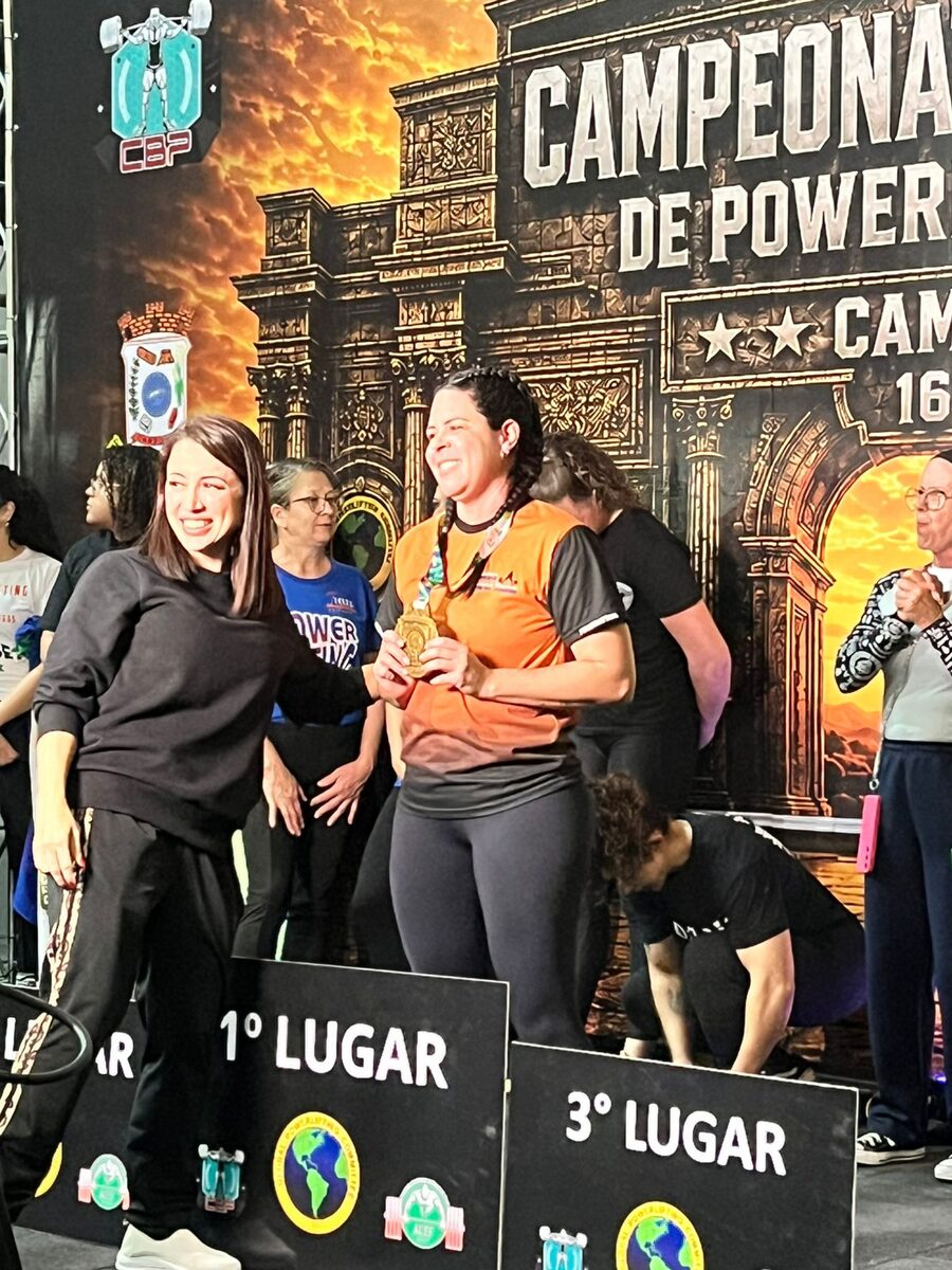 Viviane Maris com a medalha conquistada em competição de powerlifting
